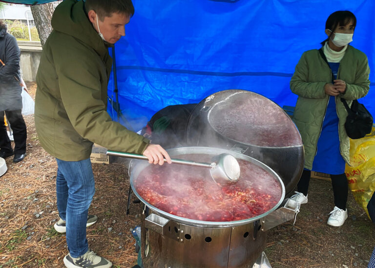 Cooking Ukrainian borsch for visitors at the event